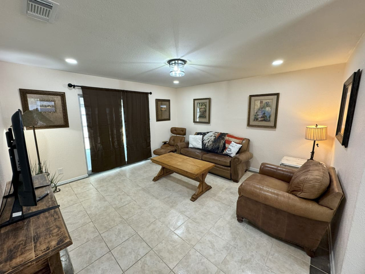 Rustic Charm near Domain, Q2